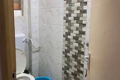 Image de 10 minutes drive to nairobi city, quite, privacy, study table available