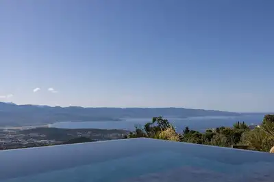 Image de Alav13ac Située dans le village d'Alata, surplombant la baie d'Ajaccio 6chambres