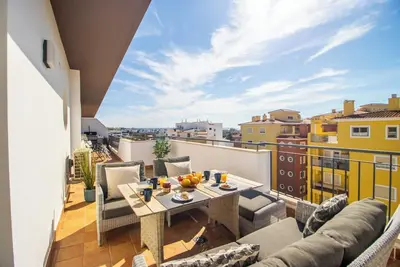 Image de Quinta das Palmeiras 1-bedroom penthouse apartment lt. 9 Jc