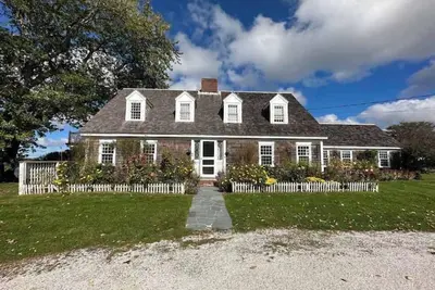 Image de Large waterfront home with direct beach access!