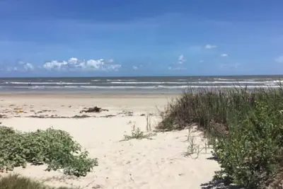 Image de 3\/2 Beachhouse on 45 Acres Across from the Ocean!