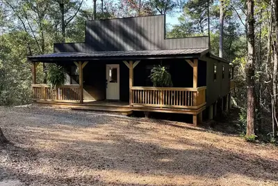 Image de Quiet, Creekside Home with Rain Spa Shower, Unplug & Relax