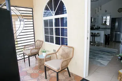 Image de Cozy home away from home located 40mins from Kingston's International Airport.