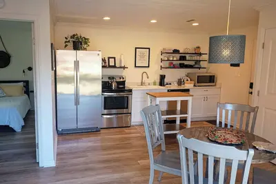 Image de Cottage in the Valley Wood, Comfort, Convenience, Quiet, 15 minutes for Downtown