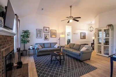 Image de Charming Charlotte 3-bedroom house, Fenced Yard, 5 Mins to Carowinds, WiFi, Pets