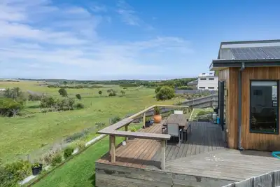 Image de Modern Coastal Escape: Pet Friendly with Fireplace