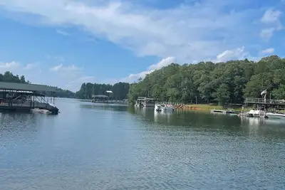 Image de 3-bedroom house in charming Hartwell! More photos coming soon!