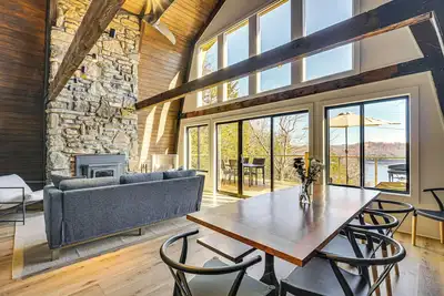 Image de Fish, Swim & Kayak: Spacious Beaver Lake Home!