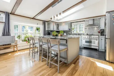 Image de Spacious 5-bedroom home with beautiful outdoor spaces