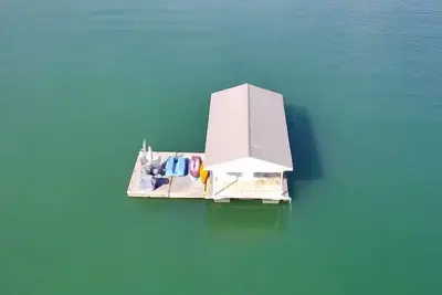 Image de Floating House on Beautiful Norris Lake