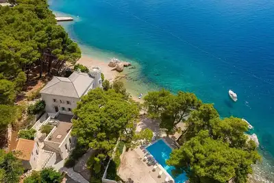 Image de Palatial Beachfront Villa on the Omis Riviera - Private Pool, Sauna, Jacuzzi, Gym & Panoramic Views!