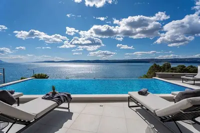 Image de Luxurious Seafront Villa on the Omis Riviera - Private Pool, Sauna, Jacuzzi, Gym & Panoramic Views!