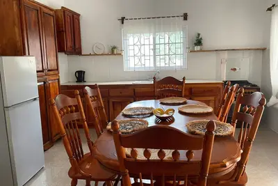 Image de Golf Club 2 mins away - Large 2 Bdrm 1 Bth, Steps to Private beach