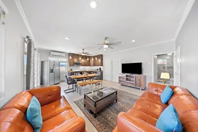 Image de Landslake F3 · New 2br 1ba condo with Pool