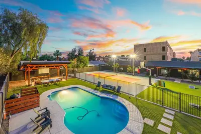 Image de Shared fun Pickleball, Theater & Pool | Dt Phoenix