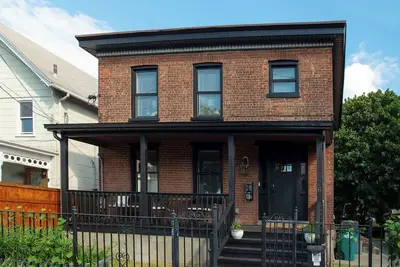 Image de 1880s Brick home, just steps to Main St. No chores.