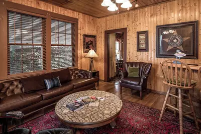 Image de 4 Miles: Midtown Ruidoso's Eclectic 2 Bed/2 Bath Cabin