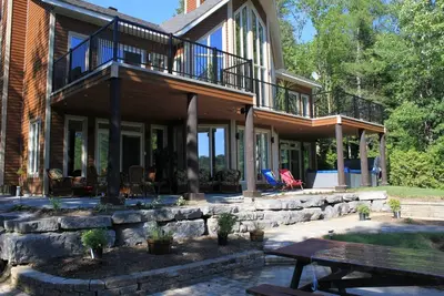 Image de Magnifique chalet directement au bord du Lac Sept-Îles à saint-Raymond\n\n
