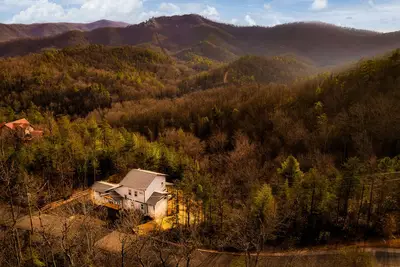Image de It’s Fall Yall! ! Location+ Views+Hot tub+Fire Pit+Loft