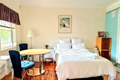 Relax close to city, a studio 10 mins from the beaches and Westfield shopping C.