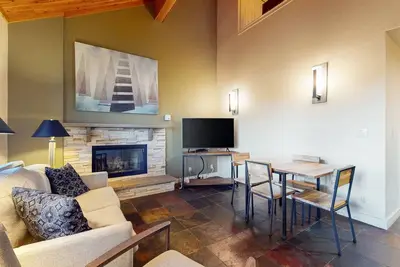 Image de Cozy condo with loft & fireplace, A/C, shared hot tubs, pools, fitness center