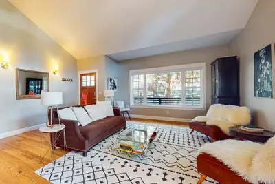 Image de Beautiful and spacious dog-friendly home, walk to downtown Bend, with patio