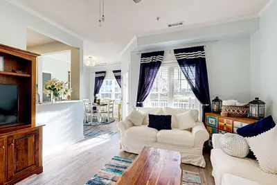 Image de Village of Five Points pet friendly condo with pool, gym, and tennis access