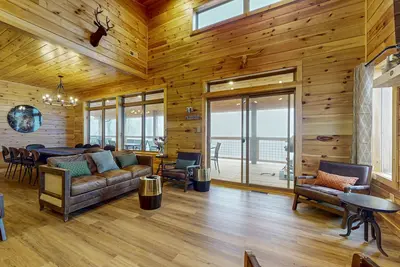 Image de Spacious mtn cabin w/ theater, hot tub & attraction tickets