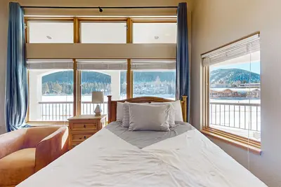 Image de Cozy Studio with Lake and Mountain Views, Ski Access, Bike Trails, and Hot Tub