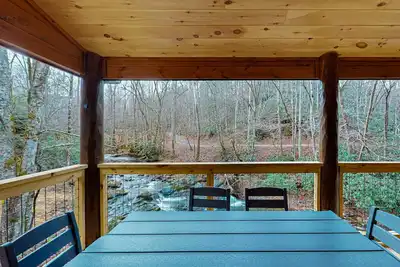 Image de Riverview cabin w\/free attraction tickets, hot tub, firepit, arcade & air hockey