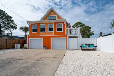 Image de Cozy coastal home with washer/dryer, Wifi, and close to beach