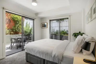 Image de Chic 2-Bed Flat with Private Courtyard & Bbq