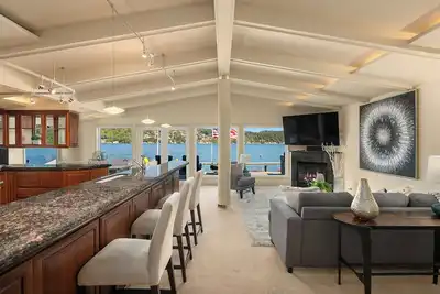 Image de Lake Sammamish Waterfront Home with Hot Tub/Pet Friendly