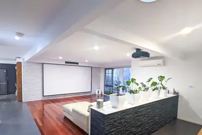 Image de Hi-Tech Hideaway with Surprises.