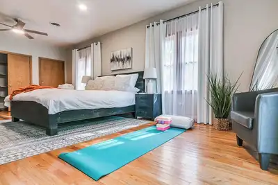 Image de Short Walk to Ou Campus ~ Easy Access from I-35 ~ Nearby Park ~ Perfect for Groups up to 4!