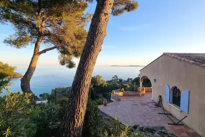 Image de Côte d’Azur : Charmante maison de vacances à Le Rayol avec vue imprenable