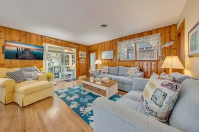 Image de Beachy Keen: Comfort, Charm, One Block to Beach