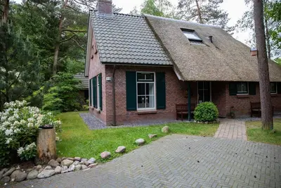 Image de Detached bungalow with alcove bed, perfect for families in Drenthe.