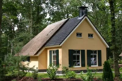 Image de Detached bungalow with alcove bed, perfect for families.