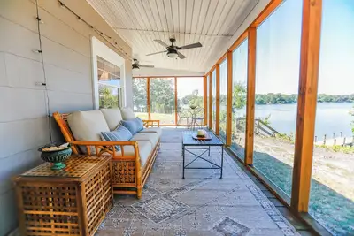 Image de Charming Waterfront 3-Bedroom Cottage with Hot Tub, Kayaks, Workspace, Fishing