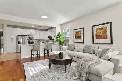 Image de Serene Trailside Retreat Amidst Nature's Beauty on Riveroaks #41333