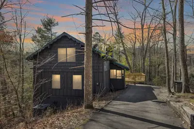 Image de High Top Cabin with King Beds, Fire Pits, Hot Tub, Arcade, 🐻 Kids’ Clubhouse