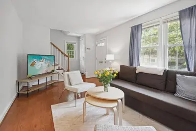 Charming 3b Arlington Home Main level Br Suite