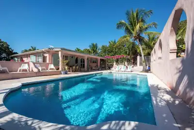 Image de Stylish Home w/Sea & Sunset Views, Private Pool, Walk to Restaurants