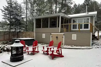 Image de Cozy bord de l’eau privé, foyers, Spa pour 5 personnes animaux acceptés!