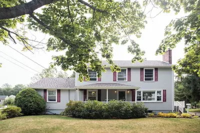 Spacious Yard, Quick Stroll to Long Sands Beach!