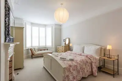 Image de Airy seafront apartment, all one level, free parking, 3 bedrooms & 3 bathrooms