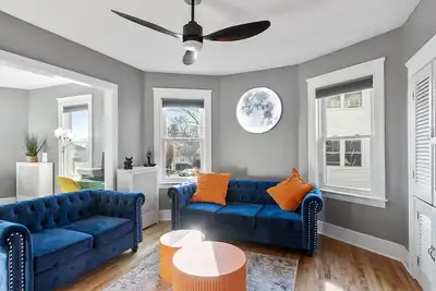 Luxurious 2 Bd next to UMass sleep up to 8 with Gym