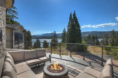 Image de New to Rental Program, Lake View, Fire Pit, Estate with Hot Tub, Game room
