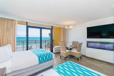Image de Beautiful Oceanfront Studio with Led Fireplace- Caravelle 712